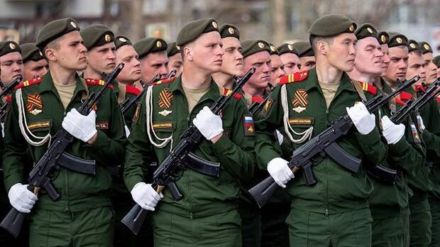 Как 23 февраля стал мужским: история и традиции Дня защитника Отечества