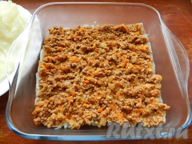 Поверх слоя капусты выложить мясной слой.