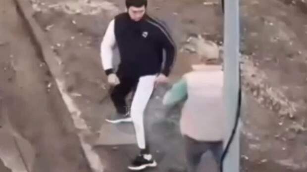 «Дед плакал от обиды»: бородач отправил в нокаут старика, который не уступил ему дорогу