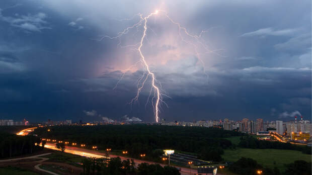 Грозы и ливни с градом могут обрушиться на Москву в понедельник