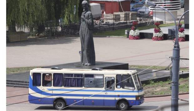 В Луцке мужчина захватил автобус с 20 заложниками. Люди находятся в плену более 7 часов...