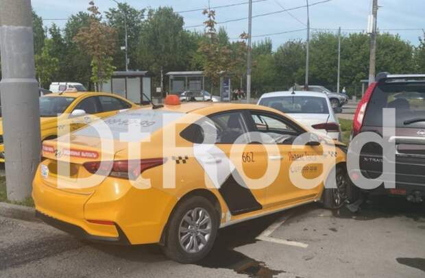 На улице Свободы таксист выехал на тротуар и столкнулся с припаркованной машиной