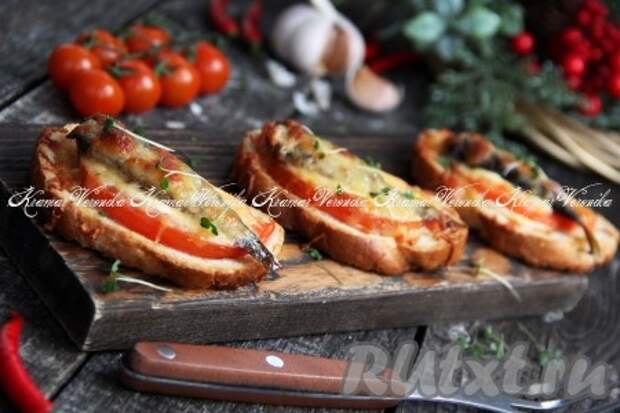 Горячие бутерброды со шпротами и помидорами в духовке