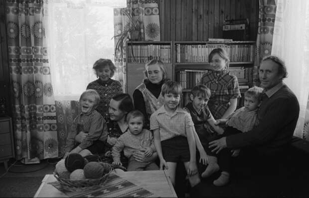 Семья работника образцово-показательного совхоза имени В.И. Ленина. Эстония, 1979 год.Фото: © РИА Новости