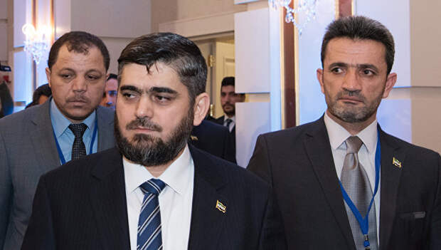 Глава делегации сирийской оппозиции Мухаммед Аллуш из группировки Джейш аль-Ислам (слева на первом плане) перед началом встречи по Сирии в Астане. Архивное фото