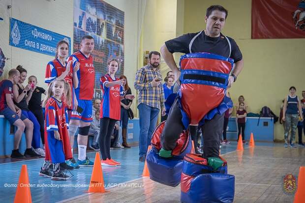Спортивный праздник с семьями провели пожарные и спасатели столицы
