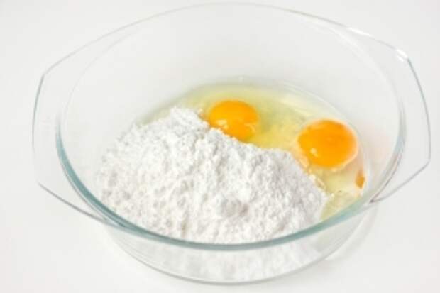 Приготовим масляно-кофейный крем. Для этого соединяем яйца и сахарную пудру и взбиваем до получения белой пышной массы. 