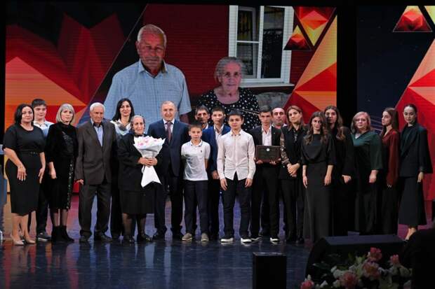 Глава Адыгеи вручил 10 многодетным матерям дипломы "Материнская слава"