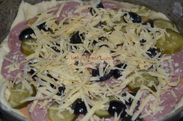 пицца с колбасой и солеными огурцами