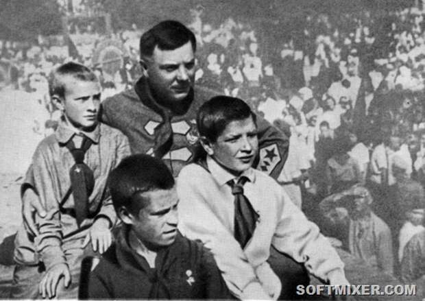 WiththepioneersofLugansk1927