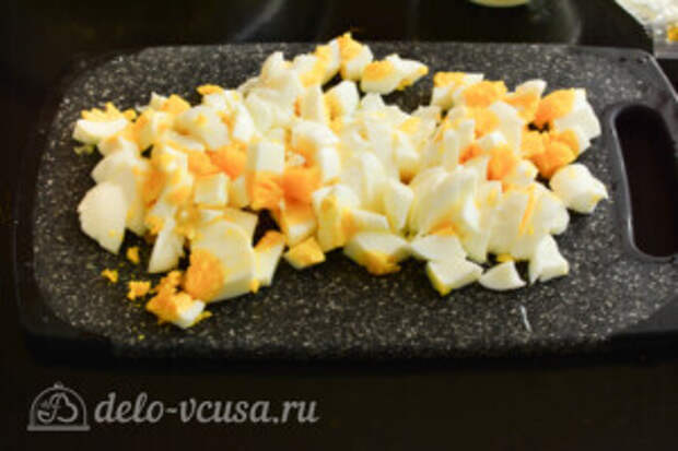 Салат из лапши быстрого приготовления с колбасой: фото к шагу 3