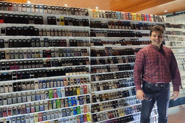 Испанец собрал коллекцию из 3615 моделей мобильных телефонов