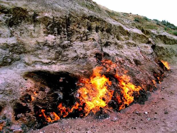 Ещё одна «горящая гора», Brennender Berg, расположена в Германии, у городской черты Саарбрюккена, столицы земли Саар. Доподлинно неизвестно, кто именно её поджёг в 1688 году – по слухам, пара желающих согреться пастухов – но угольный пласт в ней стабильно горит и по сей день.