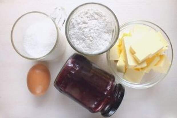Для приготовления венского печенья понадобится: мука пшеничная, сахар, масло сливочное, щепотка соли, яйцо и джем или ягоды протёртые с сахаром.