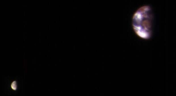 Первые фотографии Земли и Луны, сделанные с Марса и Сатурна