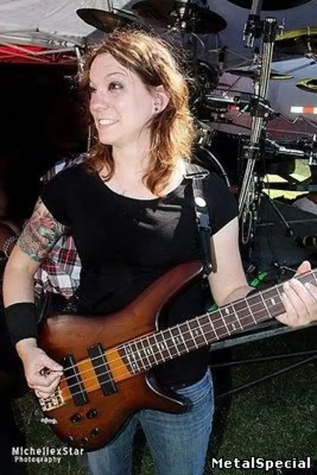 Бассе ушел. Jeanne Sagan. Slowdive басистка. Женщины бас гитаристки. Metalcore группа с бас-гитаристкой.