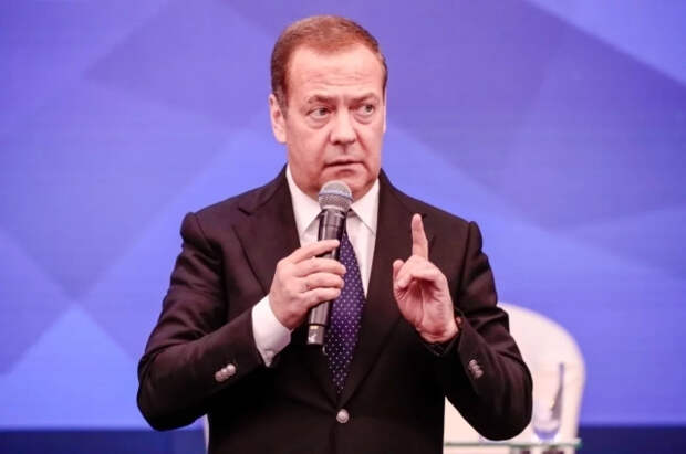 Медведев назвал политиков Германии и Украины братьями по крови