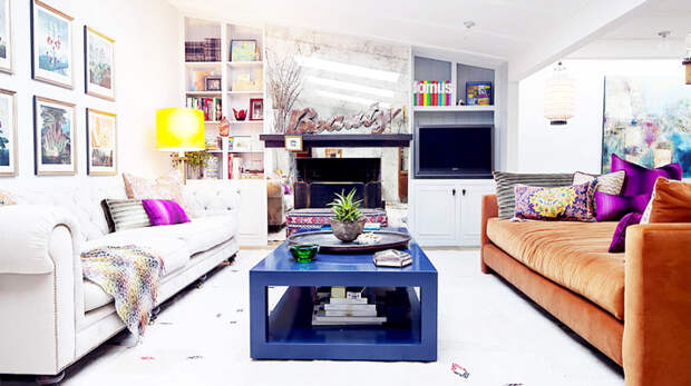разноцветные диваны в интерьере гостиной комнаты
