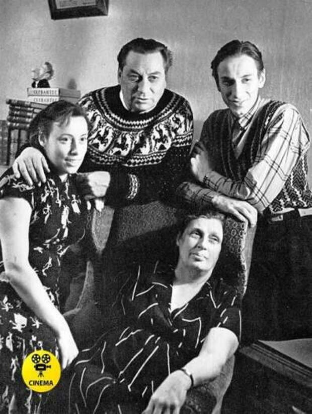 Василий Меркурьев с Ириной Мейерхольд и взрослыми детьми Екатериной и Петром в 1962 году.