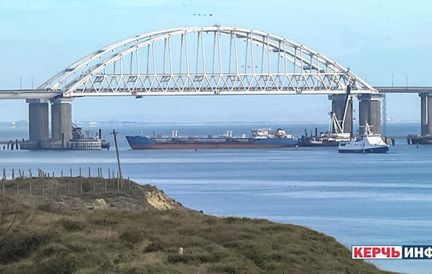 Катера и сухогруз закрыли Керченский пролив для ВМС Украины
