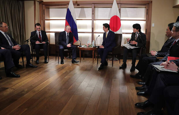 Министр иностранных дел РФ Сергей Лавров, президент России Владимир Путин и премьер-министр Японии Синдзо Абэ