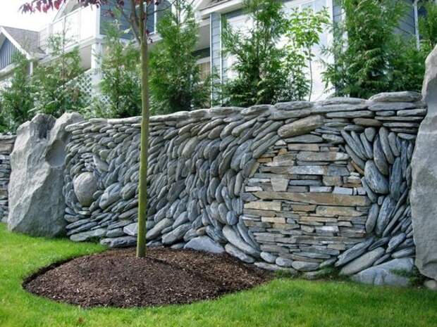 Красивый каменный забор