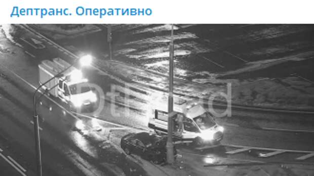 На Ленинградке легковушка протаранила столб