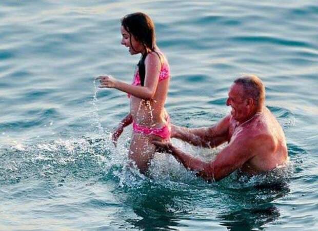 Парни дурачатся