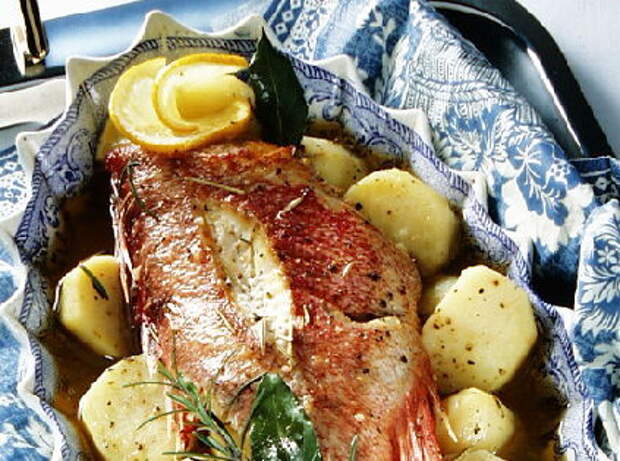 Морской окунь с картофелем, запеченный в духовке 