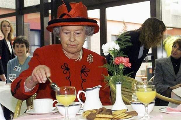 Королева Елизавета II в кафе