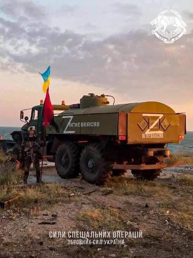 Украинцы установили флаг на Змеином. Но есть нюансы... Украинцы установили флаг на Змеином. Но есть нюансы...