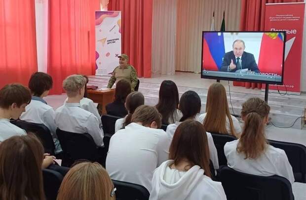 В школах Майкопа прошли встречи с ветераном СВО