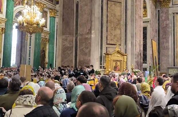 В Исаакиевском соборе Петербурга прошел крестный ход: православные отмечают Вход Господень в Иерусалим