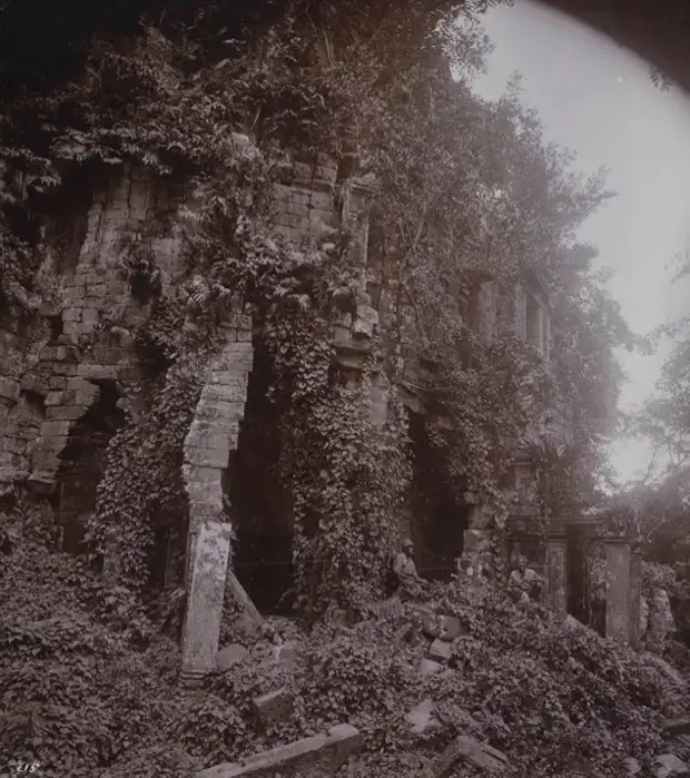 Камбоджа. Храм Байон в Ангкор-Томе - столице кхмерской империи - до реконструкции.