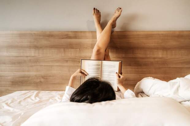 devojka-knjiga-krevet-soba-lepota-noge-getty-1