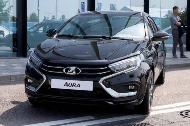 АвтоВАЗ сравнивает Lada Aura с Toyota Camry и Hongqi H5. Модель получит электрические задние сиденья