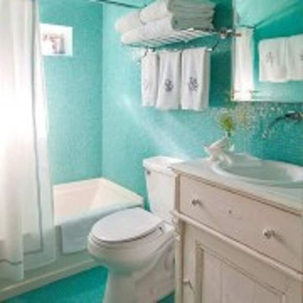 Красивая голубая ванная комната в хрущевке