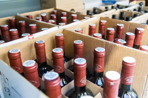 Спецназ и тысячи бутылок: в Новосибирске накрыли сеть торговцев контрафактом