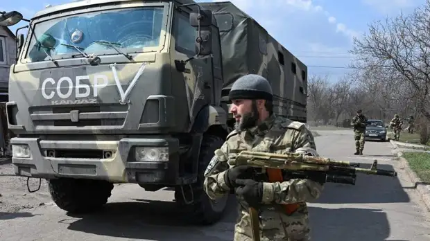 Солдаты ВСУ встали ногами на Знамя Победы на глазах у пенсионерки