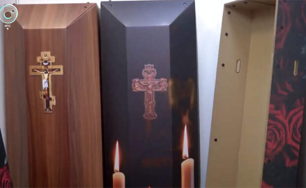 Картонные гробы и венки из опилок представили на выставке в Новосибирске