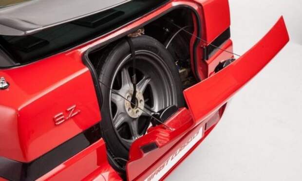 Где же находится запасное колесо у Alfa Romeo SZ?