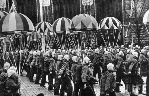 Как проходили майские праздники в Москве в 1958 году (24 фото)