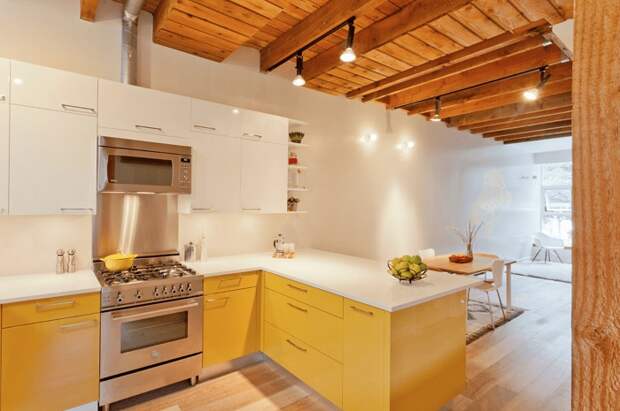 Милое решение создать такой крутой интерьер кухни в желто-белых тонах.