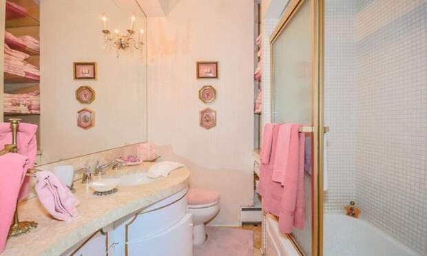 Ванная комната в розовых тонах.