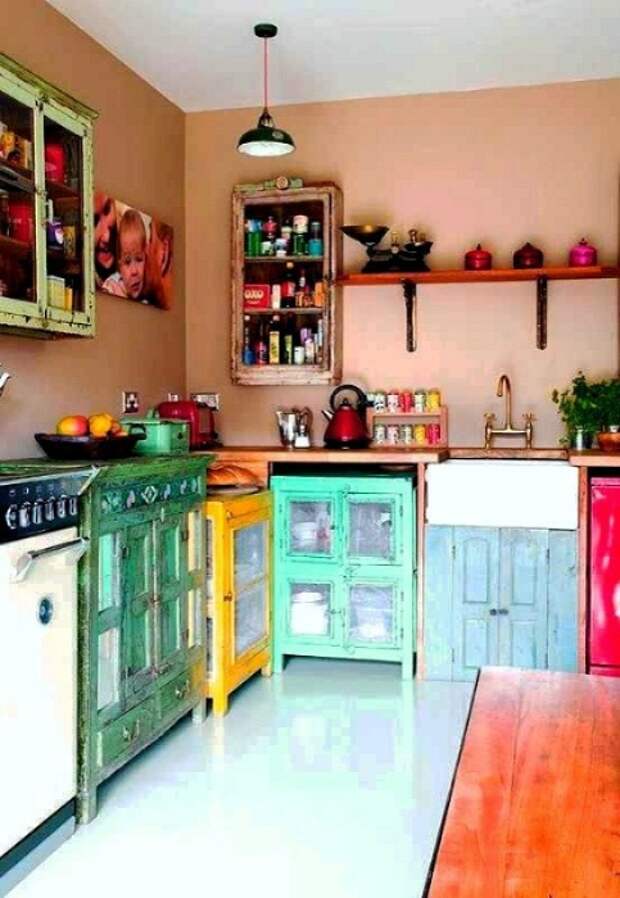 Красочная мебель в интерьере кухни позволит украсить любую даже самую пасмурную обстановку.