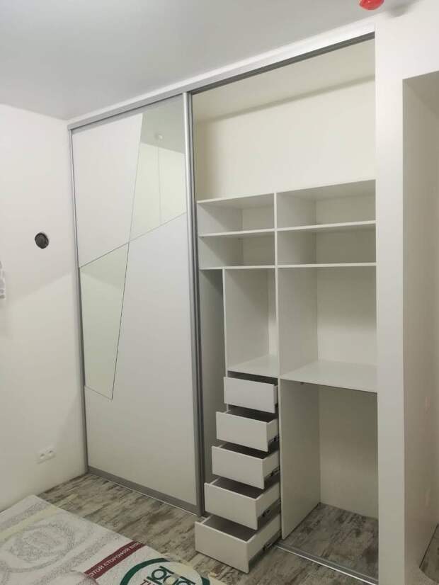 Шкаф в современном стиле в спальню от Hansa Mebel