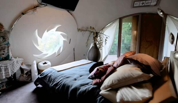 В одной из спальных комнат установлено окно с автоматической шторкой-диафрагмой («Bubble House», Австралия). | Фото: youtube.com/ © First National Real Estate Action Realty Ipswich. В одной из спальных комнат установлено окно с автоматической шторкой-диафрагмой («Bubble House», Австралия). | Фото: youtube.com/ © First National Real Estate Action Realty Ipswich.