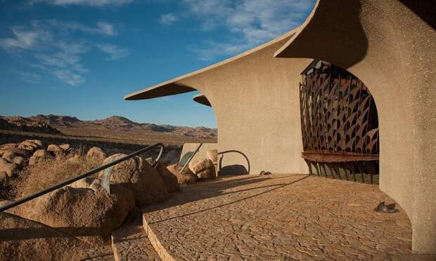 Необычная вилла, построенная в пустыне