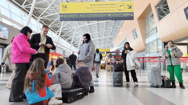 "Люди спят где могут": россиянка поделилась кадрами из аэропорта Дубая
