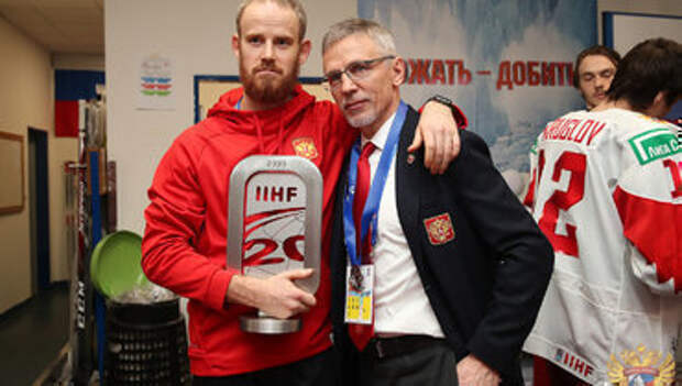5 января. Игорь Ларионов (справа) в раздевалке сборной России.